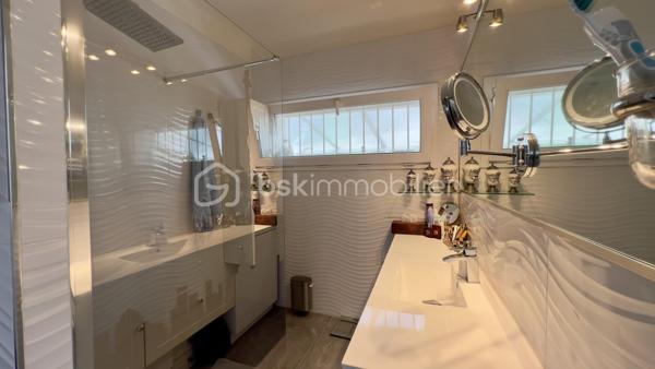 Au calme absolu, au sein d’une jolie copropriété bien entretenue et sécurisée du quartier résidentiel de Cimiez, découvrez cet appartement contemporain d’environ 55 m², actuellement configuré en 3 pièces, s’ouvrant sur un vaste jardin privatif de 160 m², soigneusement complanté d’essences méditerranéennes.

L’intérieur se compose d’un séjour lumineux avec cuisine ouverte, d’une très grande chambre, ainsi que d’un espace bureau pouvant facilement faire office de chambre d’appoint, le tout avec un accès direct au jardin. Une salle de douches à l’italienne moderne et des toilettes indépendantes complètent l’ensemble.

Le véritable atout de ce bien réside dans son exceptionnel espace extérieur, entièrement aménagé et pensé pour une utilisation optimale tout au long de l’année. Vous profiterez d’une spacieuse cuisine d’été sous auvent, idéale pour recevoir, d’un agréable espace dinatoire, ainsi que d’un coin salon confortable dédié à la détente et au farniente.

Pour un confort de vie optimal, l’appartement est équipé de la climatisation, de la fibre optique et d’un système d’arrosage automatique pour le jardin. En complément, la possibilité d’acquérir un garage avec sa cave vient renforcer l’aspect pratique de ce bien.

Rare sur le secteur, cet appartement offre un cadre de vie privilégié en plein cœur de la ville, à proximité immédiate des transports et des commerces. Il présente également un beau potentiel d’aménagement, tant intérieur qu’extérieur, permettant de l’adapter selon vos envies.

Un bien coup de cœur à découvrir sans tarder !