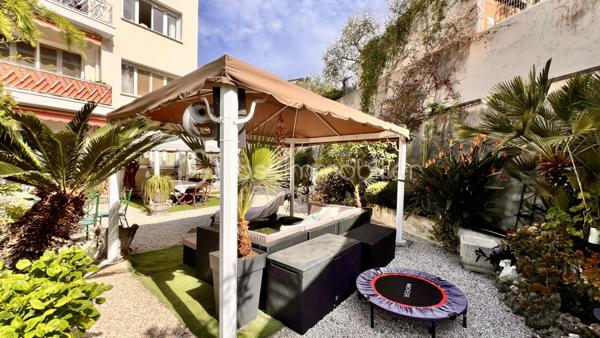 Au calme absolu, au sein d’une jolie copropriété bien entretenue et sécurisée du quartier résidentiel de Cimiez, découvrez cet appartement contemporain d’environ 55 m², actuellement configuré en 3 pièces, s’ouvrant sur un vaste jardin privatif de 160 m², soigneusement complanté d’essences méditerranéennes.

L’intérieur se compose d’un séjour lumineux avec cuisine ouverte, d’une très grande chambre, ainsi que d’un espace bureau pouvant facilement faire office de chambre d’appoint, le tout avec un accès direct au jardin. Une salle de douches à l’italienne moderne et des toilettes indépendantes complètent l’ensemble.

Le véritable atout de ce bien réside dans son exceptionnel espace extérieur, entièrement aménagé et pensé pour une utilisation optimale tout au long de l’année. Vous profiterez d’une spacieuse cuisine d’été sous auvent, idéale pour recevoir, d’un agréable espace dinatoire, ainsi que d’un coin salon confortable dédié à la détente et au farniente.

Pour un confort de vie optimal, l’appartement est équipé de la climatisation, de la fibre optique et d’un système d’arrosage automatique pour le jardin. En complément, la possibilité d’acquérir un garage avec sa cave vient renforcer l’aspect pratique de ce bien.

Rare sur le secteur, cet appartement offre un cadre de vie privilégié en plein cœur de la ville, à proximité immédiate des transports et des commerces. Il présente également un beau potentiel d’aménagement, tant intérieur qu’extérieur, permettant de l’adapter selon vos envies.

Un bien coup de cœur à découvrir sans tarder !