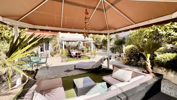 Au calme absolu, au sein d’une jolie copropriété bien entretenue et sécurisée du quartier résidentiel de Cimiez, découvrez cet appartement contemporain d’environ 55 m², actuellement configuré en 3 pièces, s’ouvrant sur un vaste jardin privatif de 160 m², soigneusement complanté d’essences méditerranéennes.

L’intérieur se compose d’un séjour lumineux avec cuisine ouverte, d’une très grande chambre, ainsi que d’un espace bureau pouvant facilement faire office de chambre d’appoint, le tout avec un accès direct au jardin. Une salle de douches à l’italienne moderne et des toilettes indépendantes complètent l’ensemble.

Le véritable atout de ce bien réside dans son exceptionnel espace extérieur, entièrement aménagé et pensé pour une utilisation optimale tout au long de l’année. Vous profiterez d’une spacieuse cuisine d’été sous auvent, idéale pour recevoir, d’un agréable espace dinatoire, ainsi que d’un coin salon confortable dédié à la détente et au farniente.

Pour un confort de vie optimal, l’appartement est équipé de la climatisation, de la fibre optique et d’un système d’arrosage automatique pour le jardin. En complément, la possibilité d’acquérir un garage avec sa cave vient renforcer l’aspect pratique de ce bien.

Rare sur le secteur, cet appartement offre un cadre de vie privilégié en plein cœur de la ville, à proximité immédiate des transports et des commerces. Il présente également un beau potentiel d’aménagement, tant intérieur qu’extérieur, permettant de l’adapter selon vos envies.

Un bien coup de cœur à découvrir sans tarder !