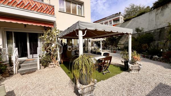 Au calme absolu, au sein d’une jolie copropriété bien entretenue et sécurisée du quartier résidentiel de Cimiez, découvrez cet appartement contemporain d’environ 55 m², actuellement configuré en 3 pièces, s’ouvrant sur un vaste jardin privatif de 160 m², soigneusement complanté d’essences méditerranéennes.

L’intérieur se compose d’un séjour lumineux avec cuisine ouverte, d’une très grande chambre, ainsi que d’un espace bureau pouvant facilement faire office de chambre d’appoint, le tout avec un accès direct au jardin. Une salle de douches à l’italienne moderne et des toilettes indépendantes complètent l’ensemble.

Le véritable atout de ce bien réside dans son exceptionnel espace extérieur, entièrement aménagé et pensé pour une utilisation optimale tout au long de l’année. Vous profiterez d’une spacieuse cuisine d’été sous auvent, idéale pour recevoir, d’un agréable espace dinatoire, ainsi que d’un coin salon confortable dédié à la détente et au farniente.

Pour un confort de vie optimal, l’appartement est équipé de la climatisation, de la fibre optique et d’un système d’arrosage automatique pour le jardin. En complément, la possibilité d’acquérir un garage avec sa cave vient renforcer l’aspect pratique de ce bien.

Rare sur le secteur, cet appartement offre un cadre de vie privilégié en plein cœur de la ville, à proximité immédiate des transports et des commerces. Il présente également un beau potentiel d’aménagement, tant intérieur qu’extérieur, permettant de l’adapter selon vos envies.

Un bien coup de cœur à découvrir sans tarder !