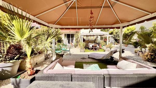 Au calme absolu, au sein d’une jolie copropriété bien entretenue et sécurisée du quartier résidentiel de Cimiez, découvrez cet appartement contemporain d’environ 55 m², actuellement configuré en 3 pièces, s’ouvrant sur un vaste jardin privatif de 160 m², soigneusement complanté d’essences méditerranéennes.

L’intérieur se compose d’un séjour lumineux avec cuisine ouverte, d’une très grande chambre, ainsi que d’un espace bureau pouvant facilement faire office de chambre d’appoint, le tout avec un accès direct au jardin. Une salle de douches à l’italienne moderne et des toilettes indépendantes complètent l’ensemble.

Le véritable atout de ce bien réside dans son exceptionnel espace extérieur, entièrement aménagé et pensé pour une utilisation optimale tout au long de l’année. Vous profiterez d’une spacieuse cuisine d’été sous auvent, idéale pour recevoir, d’un agréable espace dinatoire, ainsi que d’un coin salon confortable dédié à la détente et au farniente.

Pour un confort de vie optimal, l’appartement est équipé de la climatisation, de la fibre optique et d’un système d’arrosage automatique pour le jardin. En complément, la possibilité d’acquérir un garage avec sa cave vient renforcer l’aspect pratique de ce bien.

Rare sur le secteur, cet appartement offre un cadre de vie privilégié en plein cœur de la ville, à proximité immédiate des transports et des commerces. Il présente également un beau potentiel d’aménagement, tant intérieur qu’extérieur, permettant de l’adapter selon vos envies.

Un bien coup de cœur à découvrir sans tarder !