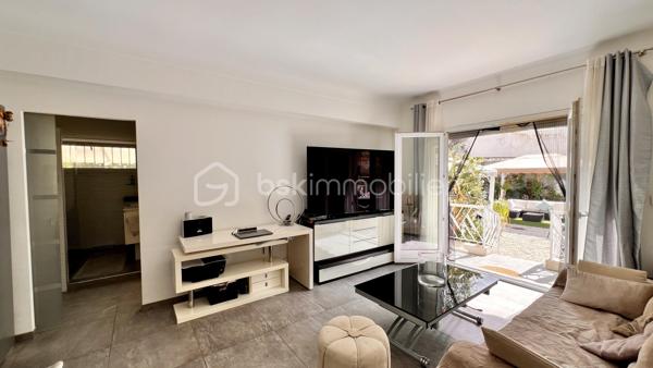 Au calme absolu, au sein d’une jolie copropriété bien entretenue et sécurisée du quartier résidentiel de Cimiez, découvrez cet appartement contemporain d’environ 55 m², actuellement configuré en 3 pièces, s’ouvrant sur un vaste jardin privatif de 160 m², soigneusement complanté d’essences méditerranéennes.

L’intérieur se compose d’un séjour lumineux avec cuisine ouverte, d’une très grande chambre, ainsi que d’un espace bureau pouvant facilement faire office de chambre d’appoint, le tout avec un accès direct au jardin. Une salle de douches à l’italienne moderne et des toilettes indépendantes complètent l’ensemble.

Le véritable atout de ce bien réside dans son exceptionnel espace extérieur, entièrement aménagé et pensé pour une utilisation optimale tout au long de l’année. Vous profiterez d’une spacieuse cuisine d’été sous auvent, idéale pour recevoir, d’un agréable espace dinatoire, ainsi que d’un coin salon confortable dédié à la détente et au farniente.

Pour un confort de vie optimal, l’appartement est équipé de la climatisation, de la fibre optique et d’un système d’arrosage automatique pour le jardin. En complément, la possibilité d’acquérir un garage avec sa cave vient renforcer l’aspect pratique de ce bien.

Rare sur le secteur, cet appartement offre un cadre de vie privilégié en plein cœur de la ville, à proximité immédiate des transports et des commerces. Il présente également un beau potentiel d’aménagement, tant intérieur qu’extérieur, permettant de l’adapter selon vos envies.

Un bien coup de cœur à découvrir sans tarder !