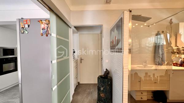 Au calme absolu, au sein d’une jolie copropriété bien entretenue et sécurisée du quartier résidentiel de Cimiez, découvrez cet appartement contemporain d’environ 55 m², actuellement configuré en 3 pièces, s’ouvrant sur un vaste jardin privatif de 160 m², soigneusement complanté d’essences méditerranéennes.

L’intérieur se compose d’un séjour lumineux avec cuisine ouverte, d’une très grande chambre, ainsi que d’un espace bureau pouvant facilement faire office de chambre d’appoint, le tout avec un accès direct au jardin. Une salle de douches à l’italienne moderne et des toilettes indépendantes complètent l’ensemble.

Le véritable atout de ce bien réside dans son exceptionnel espace extérieur, entièrement aménagé et pensé pour une utilisation optimale tout au long de l’année. Vous profiterez d’une spacieuse cuisine d’été sous auvent, idéale pour recevoir, d’un agréable espace dinatoire, ainsi que d’un coin salon confortable dédié à la détente et au farniente.

Pour un confort de vie optimal, l’appartement est équipé de la climatisation, de la fibre optique et d’un système d’arrosage automatique pour le jardin. En complément, la possibilité d’acquérir un garage avec sa cave vient renforcer l’aspect pratique de ce bien.

Rare sur le secteur, cet appartement offre un cadre de vie privilégié en plein cœur de la ville, à proximité immédiate des transports et des commerces. Il présente également un beau potentiel d’aménagement, tant intérieur qu’extérieur, permettant de l’adapter selon vos envies.

Un bien coup de cœur à découvrir sans tarder !