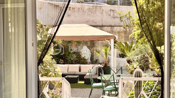 Au calme absolu, au sein d’une jolie copropriété bien entretenue et sécurisée du quartier résidentiel de Cimiez, découvrez cet appartement contemporain d’environ 55 m², actuellement configuré en 3 pièces, s’ouvrant sur un vaste jardin privatif de 160 m², soigneusement complanté d’essences méditerranéennes.

L’intérieur se compose d’un séjour lumineux avec cuisine ouverte, d’une très grande chambre, ainsi que d’un espace bureau pouvant facilement faire office de chambre d’appoint, le tout avec un accès direct au jardin. Une salle de douches à l’italienne moderne et des toilettes indépendantes complètent l’ensemble.

Le véritable atout de ce bien réside dans son exceptionnel espace extérieur, entièrement aménagé et pensé pour une utilisation optimale tout au long de l’année. Vous profiterez d’une spacieuse cuisine d’été sous auvent, idéale pour recevoir, d’un agréable espace dinatoire, ainsi que d’un coin salon confortable dédié à la détente et au farniente.

Pour un confort de vie optimal, l’appartement est équipé de la climatisation, de la fibre optique et d’un système d’arrosage automatique pour le jardin. En complément, la possibilité d’acquérir un garage avec sa cave vient renforcer l’aspect pratique de ce bien.

Rare sur le secteur, cet appartement offre un cadre de vie privilégié en plein cœur de la ville, à proximité immédiate des transports et des commerces. Il présente également un beau potentiel d’aménagement, tant intérieur qu’extérieur, permettant de l’adapter selon vos envies.

Un bien coup de cœur à découvrir sans tarder !