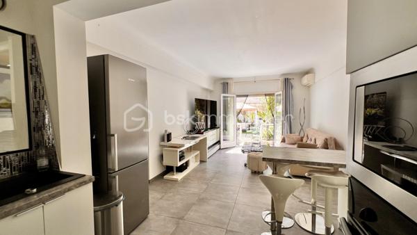Au calme absolu, au sein d’une jolie copropriété bien entretenue et sécurisée du quartier résidentiel de Cimiez, découvrez cet appartement contemporain d’environ 55 m², actuellement configuré en 3 pièces, s’ouvrant sur un vaste jardin privatif de 160 m², soigneusement complanté d’essences méditerranéennes.

L’intérieur se compose d’un séjour lumineux avec cuisine ouverte, d’une très grande chambre, ainsi que d’un espace bureau pouvant facilement faire office de chambre d’appoint, le tout avec un accès direct au jardin. Une salle de douches à l’italienne moderne et des toilettes indépendantes complètent l’ensemble.

Le véritable atout de ce bien réside dans son exceptionnel espace extérieur, entièrement aménagé et pensé pour une utilisation optimale tout au long de l’année. Vous profiterez d’une spacieuse cuisine d’été sous auvent, idéale pour recevoir, d’un agréable espace dinatoire, ainsi que d’un coin salon confortable dédié à la détente et au farniente.

Pour un confort de vie optimal, l’appartement est équipé de la climatisation, de la fibre optique et d’un système d’arrosage automatique pour le jardin. En complément, la possibilité d’acquérir un garage avec sa cave vient renforcer l’aspect pratique de ce bien.

Rare sur le secteur, cet appartement offre un cadre de vie privilégié en plein cœur de la ville, à proximité immédiate des transports et des commerces. Il présente également un beau potentiel d’aménagement, tant intérieur qu’extérieur, permettant de l’adapter selon vos envies.

Un bien coup de cœur à découvrir sans tarder !