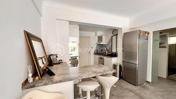 Au calme absolu, au sein d’une jolie copropriété bien entretenue et sécurisée du quartier résidentiel de Cimiez, découvrez cet appartement contemporain d’environ 55 m², actuellement configuré en 3 pièces, s’ouvrant sur un vaste jardin privatif de 160 m², soigneusement complanté d’essences méditerranéennes.

L’intérieur se compose d’un séjour lumineux avec cuisine ouverte, d’une très grande chambre, ainsi que d’un espace bureau pouvant facilement faire office de chambre d’appoint, le tout avec un accès direct au jardin. Une salle de douches à l’italienne moderne et des toilettes indépendantes complètent l’ensemble.

Le véritable atout de ce bien réside dans son exceptionnel espace extérieur, entièrement aménagé et pensé pour une utilisation optimale tout au long de l’année. Vous profiterez d’une spacieuse cuisine d’été sous auvent, idéale pour recevoir, d’un agréable espace dinatoire, ainsi que d’un coin salon confortable dédié à la détente et au farniente.

Pour un confort de vie optimal, l’appartement est équipé de la climatisation, de la fibre optique et d’un système d’arrosage automatique pour le jardin. En complément, la possibilité d’acquérir un garage avec sa cave vient renforcer l’aspect pratique de ce bien.

Rare sur le secteur, cet appartement offre un cadre de vie privilégié en plein cœur de la ville, à proximité immédiate des transports et des commerces. Il présente également un beau potentiel d’aménagement, tant intérieur qu’extérieur, permettant de l’adapter selon vos envies.

Un bien coup de cœur à découvrir sans tarder !