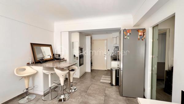 Au calme absolu, au sein d’une jolie copropriété bien entretenue et sécurisée du quartier résidentiel de Cimiez, découvrez cet appartement contemporain d’environ 55 m², actuellement configuré en 3 pièces, s’ouvrant sur un vaste jardin privatif de 160 m², soigneusement complanté d’essences méditerranéennes.

L’intérieur se compose d’un séjour lumineux avec cuisine ouverte, d’une très grande chambre, ainsi que d’un espace bureau pouvant facilement faire office de chambre d’appoint, le tout avec un accès direct au jardin. Une salle de douches à l’italienne moderne et des toilettes indépendantes complètent l’ensemble.

Le véritable atout de ce bien réside dans son exceptionnel espace extérieur, entièrement aménagé et pensé pour une utilisation optimale tout au long de l’année. Vous profiterez d’une spacieuse cuisine d’été sous auvent, idéale pour recevoir, d’un agréable espace dinatoire, ainsi que d’un coin salon confortable dédié à la détente et au farniente.

Pour un confort de vie optimal, l’appartement est équipé de la climatisation, de la fibre optique et d’un système d’arrosage automatique pour le jardin. En complément, la possibilité d’acquérir un garage avec sa cave vient renforcer l’aspect pratique de ce bien.

Rare sur le secteur, cet appartement offre un cadre de vie privilégié en plein cœur de la ville, à proximité immédiate des transports et des commerces. Il présente également un beau potentiel d’aménagement, tant intérieur qu’extérieur, permettant de l’adapter selon vos envies.

Un bien coup de cœur à découvrir sans tarder !