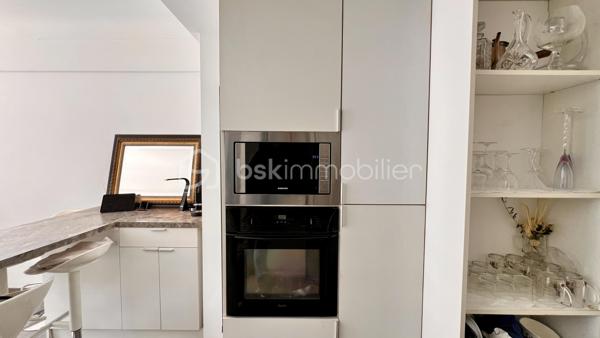 Au calme absolu, au sein d’une jolie copropriété bien entretenue et sécurisée du quartier résidentiel de Cimiez, découvrez cet appartement contemporain d’environ 55 m², actuellement configuré en 3 pièces, s’ouvrant sur un vaste jardin privatif de 160 m², soigneusement complanté d’essences méditerranéennes.

L’intérieur se compose d’un séjour lumineux avec cuisine ouverte, d’une très grande chambre, ainsi que d’un espace bureau pouvant facilement faire office de chambre d’appoint, le tout avec un accès direct au jardin. Une salle de douches à l’italienne moderne et des toilettes indépendantes complètent l’ensemble.

Le véritable atout de ce bien réside dans son exceptionnel espace extérieur, entièrement aménagé et pensé pour une utilisation optimale tout au long de l’année. Vous profiterez d’une spacieuse cuisine d’été sous auvent, idéale pour recevoir, d’un agréable espace dinatoire, ainsi que d’un coin salon confortable dédié à la détente et au farniente.

Pour un confort de vie optimal, l’appartement est équipé de la climatisation, de la fibre optique et d’un système d’arrosage automatique pour le jardin. En complément, la possibilité d’acquérir un garage avec sa cave vient renforcer l’aspect pratique de ce bien.

Rare sur le secteur, cet appartement offre un cadre de vie privilégié en plein cœur de la ville, à proximité immédiate des transports et des commerces. Il présente également un beau potentiel d’aménagement, tant intérieur qu’extérieur, permettant de l’adapter selon vos envies.

Un bien coup de cœur à découvrir sans tarder !
