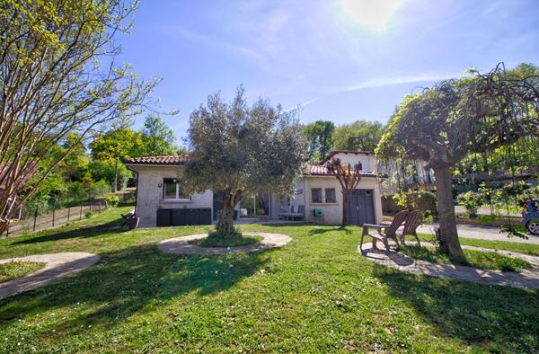 LAYRAC - Maison de plain-pied avec 3 chambres, un dressing, une climatisation, un garage, portail électrique et jardin de 1 210m².