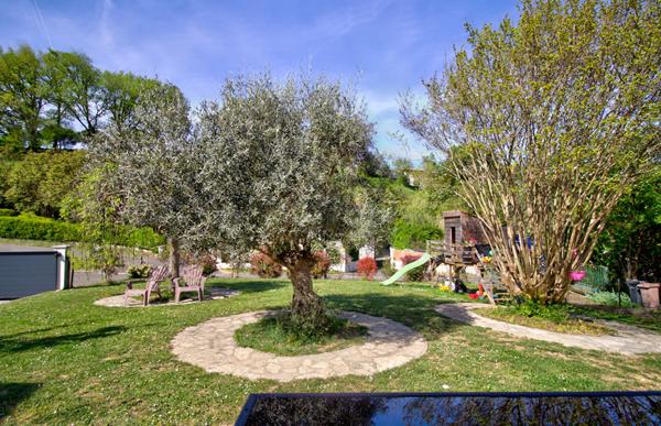 LAYRAC - Maison de plain-pied avec 3 chambres, un dressing, une climatisation, un garage, portail électrique et jardin de 1 210m².