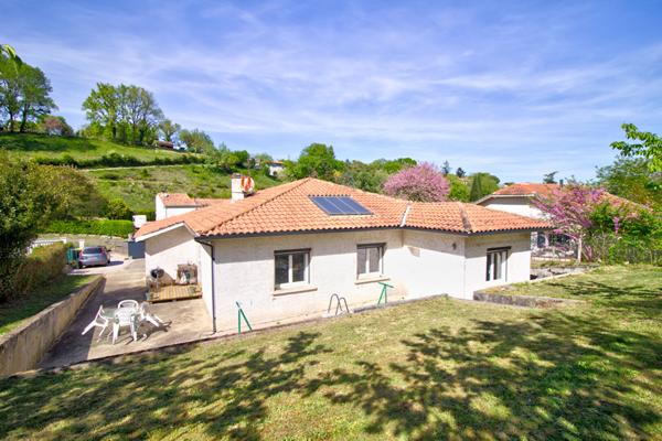 LAYRAC - Maison de plain-pied avec 3 chambres, un dressing, une climatisation, un garage, portail électrique et jardin de 1 210m².