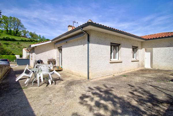LAYRAC - Maison de plain-pied avec 3 chambres, un dressing, une climatisation, un garage, portail électrique et jardin de 1 210m².