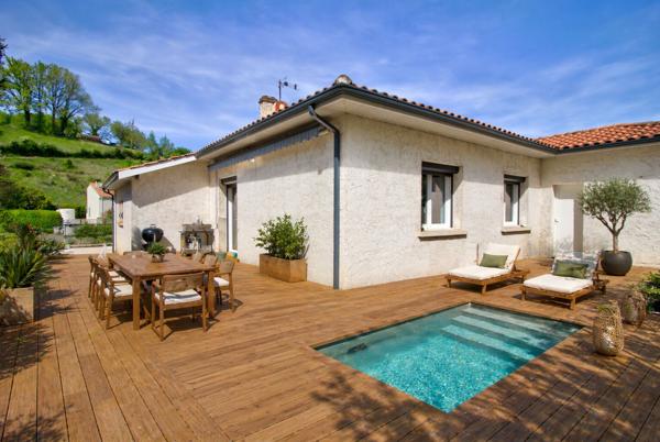 LAYRAC - Maison de plain-pied avec 3 chambres, un dressing, une climatisation, un garage, portail électrique et jardin de 1 210m².