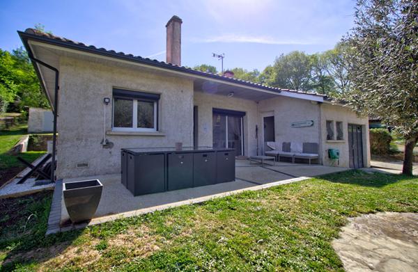 LAYRAC - Maison de plain-pied avec 3 chambres, un dressing, une climatisation, un garage, portail électrique et jardin de 1 210m².