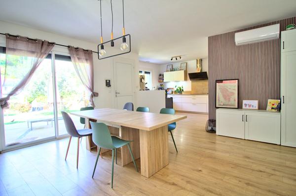 LAYRAC - Maison de plain-pied avec 3 chambres, un dressing, une climatisation, un garage, portail électrique et jardin de 1 210m².