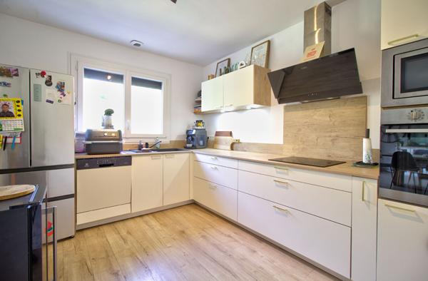 LAYRAC - Maison de plain-pied avec 3 chambres, un dressing, une climatisation, un garage, portail électrique et jardin de 1 210m².