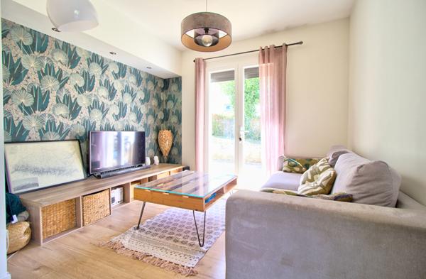 LAYRAC - Maison de plain-pied avec 3 chambres, un dressing, une climatisation, un garage, portail électrique et jardin de 1 210m².
