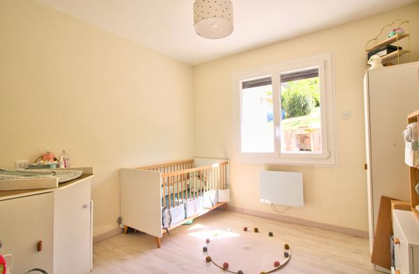 LAYRAC - Maison de plain-pied avec 3 chambres, un dressing, une climatisation, un garage, portail électrique et jardin de 1 210m².