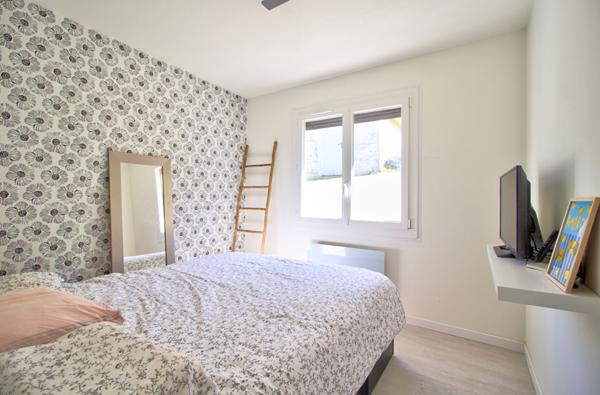 LAYRAC - Maison de plain-pied avec 3 chambres, un dressing, une climatisation, un garage, portail électrique et jardin de 1 210m².