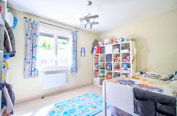 LAYRAC - Maison de plain-pied avec 3 chambres, un dressing, une climatisation, un garage, portail électrique et jardin de 1 210m².