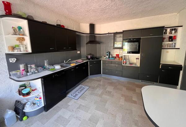 Maison familiale atypique avec grand garage attenant