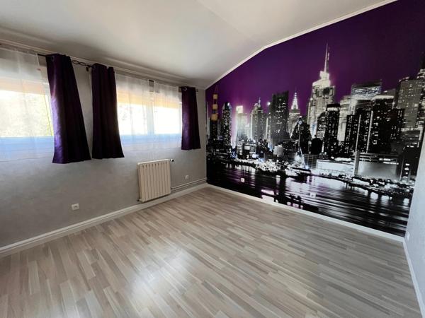 Maison familiale atypique avec grand garage attenant