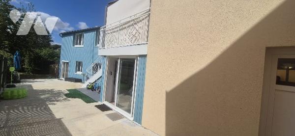 Maison de ville comprenant une pièce de vie, cuisine, 4 chambres, 2 salles de bains.
Jardin