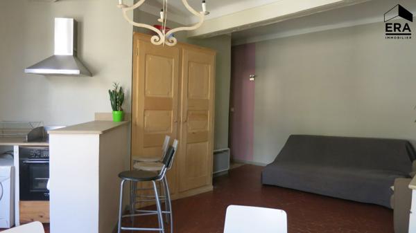 A vendre dans le Centre ville historique au calme T2 en deuxieme étage d'un immeuble rénové .