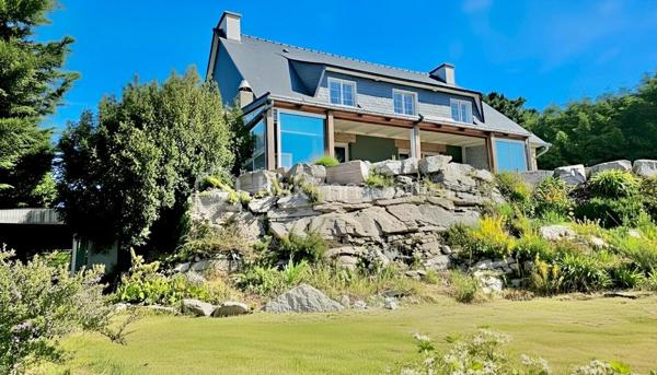 Bâtie sur les Grès Roses dominants d'Erquy, cette belle propriété de 2207 m2, extrêmement bien située, dans un environnement calme et privilégié, bénéficie d'une double exposition Vue Mer. L'une regardant au Sud vers la Baie, la seconde au Nord vers la Côte de Penthièvre.

Lumineuse, faite de grands volumes, cette maison familiale de 236 m2, a été rénovée avec soin. 
L'agencement des pièces réalisé pour permettre une bonne autonomie pour tous, les hautes performances énergétiques Dpe B liées au système de chauffage géothermique et le foyer de cheminée Aasgard optimisent le confort.
Elle se déploie sur 3 niveaux, favorisant les réceptions, tout comme la vie quotidienne. 108 m2 de pièces annexes offrent des espaces de rangements et de services adaptés aux exigences d'une propriété de standing, pour une superficie totale de 344 m2.  

Depuis le hall d’entrée où s'élance un très bel escalier tournant 4/4 menant aux deux autres niveaux de la maison, vous accédez à une grande pièce pouvant éventuellement devenir une salle de sport, ainsi qu’à un bureau, une cuisine aménagée, une salle d'eau, un wc, une buanderie, un garage et une cave à vins.

Le niveau de vie principal, d'une superficie de 132 m2, s'ouvre quant à lui à la hauteur des rochers de grès roses du terrain qui surplombe la baie. Il se compose d'une cuisine équipée, d'un bureau, d'un séjour-salon très lumineux avec cheminée. Cette pièce de 40 m2 se prolongeant sur une vaste véranda de 27 m2 et une terrasse vous permet en toute saison d'apprécier pleinement de la vue panoramique, les couchers de soleil, le charme du lieu. 
Une grande chambre de 17 m2 donne également sur ce paysage magnifique muni d’une porte en fer forgée blanche s’ouvrant sur ce décor. Une salle de bains, un dressing, un toilette avec lave-mains complète ce niveau.

Le troisième niveau propose 3 chambres, une salle d'eau, un wc, une petite cuisine, un bureau de 10 m2 environ qui peut éventuellement devenir une 5 ème chambres.

Les atouts de ce bien :

* Terrain 2207 m2 constructible - Zone UD

* Confortable - Paisible

* Autonomie fonctionnelle permettant d'accueillir famille, amis - Cuisine - Salle d'eau ou bains – WC à chaque niveau

* Maison sécurisée alarme - Portail ouverture automatisée - Interphone - Borne de chargement pour véhicules électriques

* Chauffage géothermie -  Cheminée Aasgard - Dpe B 

* Double accès - l'un vers le port et centre-ville, l'autre vers les plages de sables fin du Lourtuais – Portuais – Guen  

* Terrain piscinable exposé Sud - Dénivelé pouvant permettre une piscine à débordement

* 2 Abris jardin dont un suffisamment grand pour faire un second garage – Serre 

* Proche plages et site naturel du Cap d’Erquy - du Sentier côtiers GR 34 - du Terrain de Tennis – de la Station balnéaire & du Terrain de Golf de Pléneuf-Val-André, l'un des plus beaux parcours de France

Pour visiter cette belle maison prenez dès à présent votre rendez-vous. 
Marie-Thérèse VALLADON - Tel 07 49 72 89 43 - 22800 Quintin 
Disponible du lundi au samedi de 9 heures à 19 heures. 

--