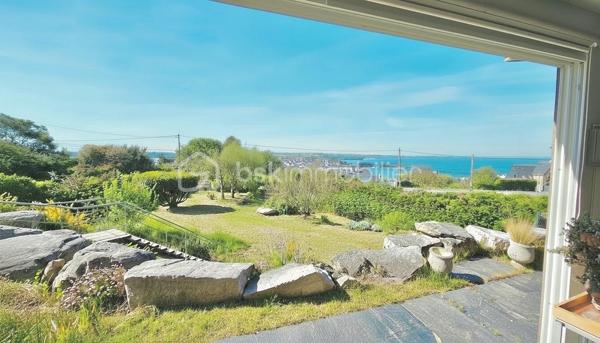 Bâtie sur les Grès Roses dominants d'Erquy, cette belle propriété de 2207 m2, extrêmement bien située, dans un environnement calme et privilégié, bénéficie d'une double exposition Vue Mer. L'une regardant au Sud vers la Baie, la seconde au Nord vers la Côte de Penthièvre.

Lumineuse, faite de grands volumes, cette maison familiale de 236 m2, a été rénovée avec soin. 
L'agencement des pièces réalisé pour permettre une bonne autonomie pour tous, les hautes performances énergétiques Dpe B liées au système de chauffage géothermique et le foyer de cheminée Aasgard optimisent le confort.
Elle se déploie sur 3 niveaux, favorisant les réceptions, tout comme la vie quotidienne. 108 m2 de pièces annexes offrent des espaces de rangements et de services adaptés aux exigences d'une propriété de standing, pour une superficie totale de 344 m2.  

Depuis le hall d’entrée où s'élance un très bel escalier tournant 4/4 menant aux deux autres niveaux de la maison, vous accédez à une grande pièce pouvant éventuellement devenir une salle de sport, ainsi qu’à un bureau, une cuisine aménagée, une salle d'eau, un wc, une buanderie, un garage et une cave à vins.

Le niveau de vie principal, d'une superficie de 132 m2, s'ouvre quant à lui à la hauteur des rochers de grès roses du terrain qui surplombe la baie. Il se compose d'une cuisine équipée, d'un bureau, d'un séjour-salon très lumineux avec cheminée. Cette pièce de 40 m2 se prolongeant sur une vaste véranda de 27 m2 et une terrasse vous permet en toute saison d'apprécier pleinement de la vue panoramique, les couchers de soleil, le charme du lieu. 
Une grande chambre de 17 m2 donne également sur ce paysage magnifique muni d’une porte en fer forgée blanche s’ouvrant sur ce décor. Une salle de bains, un dressing, un toilette avec lave-mains complète ce niveau.

Le troisième niveau propose 3 chambres, une salle d'eau, un wc, une petite cuisine, un bureau de 10 m2 environ qui peut éventuellement devenir une 5 ème chambres.

Les atouts de ce bien :

* Terrain 2207 m2 constructible - Zone UD

* Confortable - Paisible

* Autonomie fonctionnelle permettant d'accueillir famille, amis - Cuisine - Salle d'eau ou bains – WC à chaque niveau

* Maison sécurisée alarme - Portail ouverture automatisée - Interphone - Borne de chargement pour véhicules électriques

* Chauffage géothermie -  Cheminée Aasgard - Dpe B 

* Double accès - l'un vers le port et centre-ville, l'autre vers les plages de sables fin du Lourtuais – Portuais – Guen  

* Terrain piscinable exposé Sud - Dénivelé pouvant permettre une piscine à débordement

* 2 Abris jardin dont un suffisamment grand pour faire un second garage – Serre 

* Proche plages et site naturel du Cap d’Erquy - du Sentier côtiers GR 34 - du Terrain de Tennis – de la Station balnéaire & du Terrain de Golf de Pléneuf-Val-André, l'un des plus beaux parcours de France

Pour visiter cette belle maison prenez dès à présent votre rendez-vous. 
Marie-Thérèse VALLADON - Tel 07 49 72 89 43 - 22800 Quintin 
Disponible du lundi au samedi de 9 heures à 19 heures. 

--