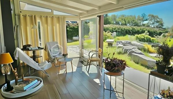 Bâtie sur les Grès Roses dominants d'Erquy, cette belle propriété de 2207 m2, extrêmement bien située, dans un environnement calme et privilégié, bénéficie d'une double exposition Vue Mer. L'une regardant au Sud vers la Baie, la seconde au Nord vers la Côte de Penthièvre.

Lumineuse, faite de grands volumes, cette maison familiale de 236 m2, a été rénovée avec soin. 
L'agencement des pièces réalisé pour permettre une bonne autonomie pour tous, les hautes performances énergétiques Dpe B liées au système de chauffage géothermique et le foyer de cheminée Aasgard optimisent le confort.
Elle se déploie sur 3 niveaux, favorisant les réceptions, tout comme la vie quotidienne. 108 m2 de pièces annexes offrent des espaces de rangements et de services adaptés aux exigences d'une propriété de standing, pour une superficie totale de 344 m2.  

Depuis le hall d’entrée où s'élance un très bel escalier tournant 4/4 menant aux deux autres niveaux de la maison, vous accédez à une grande pièce pouvant éventuellement devenir une salle de sport, ainsi qu’à un bureau, une cuisine aménagée, une salle d'eau, un wc, une buanderie, un garage et une cave à vins.

Le niveau de vie principal, d'une superficie de 132 m2, s'ouvre quant à lui à la hauteur des rochers de grès roses du terrain qui surplombe la baie. Il se compose d'une cuisine équipée, d'un bureau, d'un séjour-salon très lumineux avec cheminée. Cette pièce de 40 m2 se prolongeant sur une vaste véranda de 27 m2 et une terrasse vous permet en toute saison d'apprécier pleinement de la vue panoramique, les couchers de soleil, le charme du lieu. 
Une grande chambre de 17 m2 donne également sur ce paysage magnifique muni d’une porte en fer forgée blanche s’ouvrant sur ce décor. Une salle de bains, un dressing, un toilette avec lave-mains complète ce niveau.

Le troisième niveau propose 3 chambres, une salle d'eau, un wc, une petite cuisine, un bureau de 10 m2 environ qui peut éventuellement devenir une 5 ème chambres.

Les atouts de ce bien :

* Terrain 2207 m2 constructible - Zone UD

* Confortable - Paisible

* Autonomie fonctionnelle permettant d'accueillir famille, amis - Cuisine - Salle d'eau ou bains – WC à chaque niveau

* Maison sécurisée alarme - Portail ouverture automatisée - Interphone - Borne de chargement pour véhicules électriques

* Chauffage géothermie -  Cheminée Aasgard - Dpe B 

* Double accès - l'un vers le port et centre-ville, l'autre vers les plages de sables fin du Lourtuais – Portuais – Guen  

* Terrain piscinable exposé Sud - Dénivelé pouvant permettre une piscine à débordement

* 2 Abris jardin dont un suffisamment grand pour faire un second garage – Serre 

* Proche plages et site naturel du Cap d’Erquy - du Sentier côtiers GR 34 - du Terrain de Tennis – de la Station balnéaire & du Terrain de Golf de Pléneuf-Val-André, l'un des plus beaux parcours de France

Pour visiter cette belle maison prenez dès à présent votre rendez-vous. 
Marie-Thérèse VALLADON - Tel 07 49 72 89 43 - 22800 Quintin 
Disponible du lundi au samedi de 9 heures à 19 heures. 

--