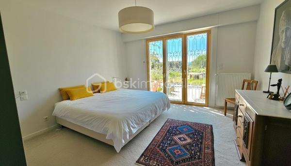 Bâtie sur les Grès Roses dominants d'Erquy, cette belle propriété de 2207 m2, extrêmement bien située, dans un environnement calme et privilégié, bénéficie d'une double exposition Vue Mer. L'une regardant au Sud vers la Baie, la seconde au Nord vers la Côte de Penthièvre.

Lumineuse, faite de grands volumes, cette maison familiale de 236 m2, a été rénovée avec soin. 
L'agencement des pièces réalisé pour permettre une bonne autonomie pour tous, les hautes performances énergétiques Dpe B liées au système de chauffage géothermique et le foyer de cheminée Aasgard optimisent le confort.
Elle se déploie sur 3 niveaux, favorisant les réceptions, tout comme la vie quotidienne. 108 m2 de pièces annexes offrent des espaces de rangements et de services adaptés aux exigences d'une propriété de standing, pour une superficie totale de 344 m2.  

Depuis le hall d’entrée où s'élance un très bel escalier tournant 4/4 menant aux deux autres niveaux de la maison, vous accédez à une grande pièce pouvant éventuellement devenir une salle de sport, ainsi qu’à un bureau, une cuisine aménagée, une salle d'eau, un wc, une buanderie, un garage et une cave à vins.

Le niveau de vie principal, d'une superficie de 132 m2, s'ouvre quant à lui à la hauteur des rochers de grès roses du terrain qui surplombe la baie. Il se compose d'une cuisine équipée, d'un bureau, d'un séjour-salon très lumineux avec cheminée. Cette pièce de 40 m2 se prolongeant sur une vaste véranda de 27 m2 et une terrasse vous permet en toute saison d'apprécier pleinement de la vue panoramique, les couchers de soleil, le charme du lieu. 
Une grande chambre de 17 m2 donne également sur ce paysage magnifique muni d’une porte en fer forgée blanche s’ouvrant sur ce décor. Une salle de bains, un dressing, un toilette avec lave-mains complète ce niveau.

Le troisième niveau propose 3 chambres, une salle d'eau, un wc, une petite cuisine, un bureau de 10 m2 environ qui peut éventuellement devenir une 5 ème chambres.

Les atouts de ce bien :

* Terrain 2207 m2 constructible - Zone UD

* Confortable - Paisible

* Autonomie fonctionnelle permettant d'accueillir famille, amis - Cuisine - Salle d'eau ou bains – WC à chaque niveau

* Maison sécurisée alarme - Portail ouverture automatisée - Interphone - Borne de chargement pour véhicules électriques

* Chauffage géothermie -  Cheminée Aasgard - Dpe B 

* Double accès - l'un vers le port et centre-ville, l'autre vers les plages de sables fin du Lourtuais – Portuais – Guen  

* Terrain piscinable exposé Sud - Dénivelé pouvant permettre une piscine à débordement

* 2 Abris jardin dont un suffisamment grand pour faire un second garage – Serre 

* Proche plages et site naturel du Cap d’Erquy - du Sentier côtiers GR 34 - du Terrain de Tennis – de la Station balnéaire & du Terrain de Golf de Pléneuf-Val-André, l'un des plus beaux parcours de France

Pour visiter cette belle maison prenez dès à présent votre rendez-vous. 
Marie-Thérèse VALLADON - Tel 07 49 72 89 43 - 22800 Quintin 
Disponible du lundi au samedi de 9 heures à 19 heures. 

--