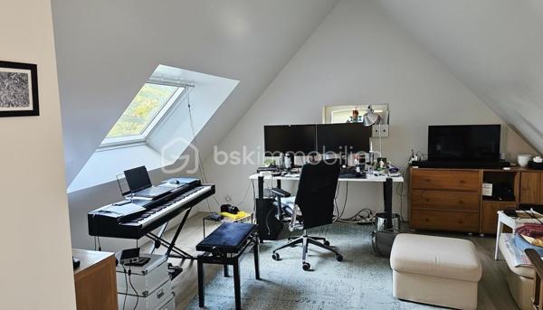 Bâtie sur les Grès Roses dominants d'Erquy, cette belle propriété de 2207 m2, extrêmement bien située, dans un environnement calme et privilégié, bénéficie d'une double exposition Vue Mer. L'une regardant au Sud vers la Baie, la seconde au Nord vers la Côte de Penthièvre.

Lumineuse, faite de grands volumes, cette maison familiale de 236 m2, a été rénovée avec soin. 
L'agencement des pièces réalisé pour permettre une bonne autonomie pour tous, les hautes performances énergétiques Dpe B liées au système de chauffage géothermique et le foyer de cheminée Aasgard optimisent le confort.
Elle se déploie sur 3 niveaux, favorisant les réceptions, tout comme la vie quotidienne. 108 m2 de pièces annexes offrent des espaces de rangements et de services adaptés aux exigences d'une propriété de standing, pour une superficie totale de 344 m2.  

Depuis le hall d’entrée où s'élance un très bel escalier tournant 4/4 menant aux deux autres niveaux de la maison, vous accédez à une grande pièce pouvant éventuellement devenir une salle de sport, ainsi qu’à un bureau, une cuisine aménagée, une salle d'eau, un wc, une buanderie, un garage et une cave à vins.

Le niveau de vie principal, d'une superficie de 132 m2, s'ouvre quant à lui à la hauteur des rochers de grès roses du terrain qui surplombe la baie. Il se compose d'une cuisine équipée, d'un bureau, d'un séjour-salon très lumineux avec cheminée. Cette pièce de 40 m2 se prolongeant sur une vaste véranda de 27 m2 et une terrasse vous permet en toute saison d'apprécier pleinement de la vue panoramique, les couchers de soleil, le charme du lieu. 
Une grande chambre de 17 m2 donne également sur ce paysage magnifique muni d’une porte en fer forgée blanche s’ouvrant sur ce décor. Une salle de bains, un dressing, un toilette avec lave-mains complète ce niveau.

Le troisième niveau propose 3 chambres, une salle d'eau, un wc, une petite cuisine, un bureau de 10 m2 environ qui peut éventuellement devenir une 5 ème chambres.

Les atouts de ce bien :

* Terrain 2207 m2 constructible - Zone UD

* Confortable - Paisible

* Autonomie fonctionnelle permettant d'accueillir famille, amis - Cuisine - Salle d'eau ou bains – WC à chaque niveau

* Maison sécurisée alarme - Portail ouverture automatisée - Interphone - Borne de chargement pour véhicules électriques

* Chauffage géothermie -  Cheminée Aasgard - Dpe B 

* Double accès - l'un vers le port et centre-ville, l'autre vers les plages de sables fin du Lourtuais – Portuais – Guen  

* Terrain piscinable exposé Sud - Dénivelé pouvant permettre une piscine à débordement

* 2 Abris jardin dont un suffisamment grand pour faire un second garage – Serre 

* Proche plages et site naturel du Cap d’Erquy - du Sentier côtiers GR 34 - du Terrain de Tennis – de la Station balnéaire & du Terrain de Golf de Pléneuf-Val-André, l'un des plus beaux parcours de France

Pour visiter cette belle maison prenez dès à présent votre rendez-vous. 
Marie-Thérèse VALLADON - Tel 07 49 72 89 43 - 22800 Quintin 
Disponible du lundi au samedi de 9 heures à 19 heures. 

--