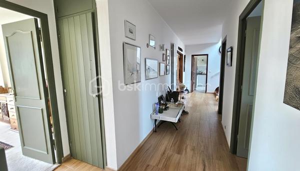 Bâtie sur les Grès Roses dominants d'Erquy, cette belle propriété de 2207 m2, extrêmement bien située, dans un environnement calme et privilégié, bénéficie d'une double exposition Vue Mer. L'une regardant au Sud vers la Baie, la seconde au Nord vers la Côte de Penthièvre.

Lumineuse, faite de grands volumes, cette maison familiale de 236 m2, a été rénovée avec soin. 
L'agencement des pièces réalisé pour permettre une bonne autonomie pour tous, les hautes performances énergétiques Dpe B liées au système de chauffage géothermique et le foyer de cheminée Aasgard optimisent le confort.
Elle se déploie sur 3 niveaux, favorisant les réceptions, tout comme la vie quotidienne. 108 m2 de pièces annexes offrent des espaces de rangements et de services adaptés aux exigences d'une propriété de standing, pour une superficie totale de 344 m2.  

Depuis le hall d’entrée où s'élance un très bel escalier tournant 4/4 menant aux deux autres niveaux de la maison, vous accédez à une grande pièce pouvant éventuellement devenir une salle de sport, ainsi qu’à un bureau, une cuisine aménagée, une salle d'eau, un wc, une buanderie, un garage et une cave à vins.

Le niveau de vie principal, d'une superficie de 132 m2, s'ouvre quant à lui à la hauteur des rochers de grès roses du terrain qui surplombe la baie. Il se compose d'une cuisine équipée, d'un bureau, d'un séjour-salon très lumineux avec cheminée. Cette pièce de 40 m2 se prolongeant sur une vaste véranda de 27 m2 et une terrasse vous permet en toute saison d'apprécier pleinement de la vue panoramique, les couchers de soleil, le charme du lieu. 
Une grande chambre de 17 m2 donne également sur ce paysage magnifique muni d’une porte en fer forgée blanche s’ouvrant sur ce décor. Une salle de bains, un dressing, un toilette avec lave-mains complète ce niveau.

Le troisième niveau propose 3 chambres, une salle d'eau, un wc, une petite cuisine, un bureau de 10 m2 environ qui peut éventuellement devenir une 5 ème chambres.

Les atouts de ce bien :

* Terrain 2207 m2 constructible - Zone UD

* Confortable - Paisible

* Autonomie fonctionnelle permettant d'accueillir famille, amis - Cuisine - Salle d'eau ou bains – WC à chaque niveau

* Maison sécurisée alarme - Portail ouverture automatisée - Interphone - Borne de chargement pour véhicules électriques

* Chauffage géothermie -  Cheminée Aasgard - Dpe B 

* Double accès - l'un vers le port et centre-ville, l'autre vers les plages de sables fin du Lourtuais – Portuais – Guen  

* Terrain piscinable exposé Sud - Dénivelé pouvant permettre une piscine à débordement

* 2 Abris jardin dont un suffisamment grand pour faire un second garage – Serre 

* Proche plages et site naturel du Cap d’Erquy - du Sentier côtiers GR 34 - du Terrain de Tennis – de la Station balnéaire & du Terrain de Golf de Pléneuf-Val-André, l'un des plus beaux parcours de France

Pour visiter cette belle maison prenez dès à présent votre rendez-vous. 
Marie-Thérèse VALLADON - Tel 07 49 72 89 43 - 22800 Quintin 
Disponible du lundi au samedi de 9 heures à 19 heures. 

--