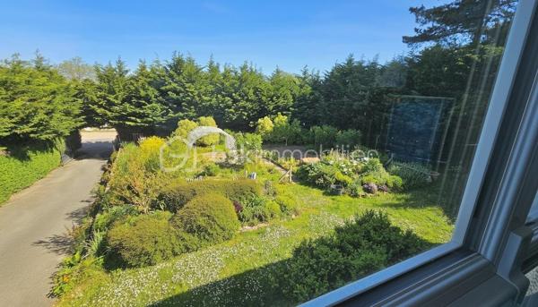 Bâtie sur les Grès Roses dominants d'Erquy, cette belle propriété de 2207 m2, extrêmement bien située, dans un environnement calme et privilégié, bénéficie d'une double exposition Vue Mer. L'une regardant au Sud vers la Baie, la seconde au Nord vers la Côte de Penthièvre.

Lumineuse, faite de grands volumes, cette maison familiale de 236 m2, a été rénovée avec soin. 
L'agencement des pièces réalisé pour permettre une bonne autonomie pour tous, les hautes performances énergétiques Dpe B liées au système de chauffage géothermique et le foyer de cheminée Aasgard optimisent le confort.
Elle se déploie sur 3 niveaux, favorisant les réceptions, tout comme la vie quotidienne. 108 m2 de pièces annexes offrent des espaces de rangements et de services adaptés aux exigences d'une propriété de standing, pour une superficie totale de 344 m2.  

Depuis le hall d’entrée où s'élance un très bel escalier tournant 4/4 menant aux deux autres niveaux de la maison, vous accédez à une grande pièce pouvant éventuellement devenir une salle de sport, ainsi qu’à un bureau, une cuisine aménagée, une salle d'eau, un wc, une buanderie, un garage et une cave à vins.

Le niveau de vie principal, d'une superficie de 132 m2, s'ouvre quant à lui à la hauteur des rochers de grès roses du terrain qui surplombe la baie. Il se compose d'une cuisine équipée, d'un bureau, d'un séjour-salon très lumineux avec cheminée. Cette pièce de 40 m2 se prolongeant sur une vaste véranda de 27 m2 et une terrasse vous permet en toute saison d'apprécier pleinement de la vue panoramique, les couchers de soleil, le charme du lieu. 
Une grande chambre de 17 m2 donne également sur ce paysage magnifique muni d’une porte en fer forgée blanche s’ouvrant sur ce décor. Une salle de bains, un dressing, un toilette avec lave-mains complète ce niveau.

Le troisième niveau propose 3 chambres, une salle d'eau, un wc, une petite cuisine, un bureau de 10 m2 environ qui peut éventuellement devenir une 5 ème chambres.

Les atouts de ce bien :

* Terrain 2207 m2 constructible - Zone UD

* Confortable - Paisible

* Autonomie fonctionnelle permettant d'accueillir famille, amis - Cuisine - Salle d'eau ou bains – WC à chaque niveau

* Maison sécurisée alarme - Portail ouverture automatisée - Interphone - Borne de chargement pour véhicules électriques

* Chauffage géothermie -  Cheminée Aasgard - Dpe B 

* Double accès - l'un vers le port et centre-ville, l'autre vers les plages de sables fin du Lourtuais – Portuais – Guen  

* Terrain piscinable exposé Sud - Dénivelé pouvant permettre une piscine à débordement

* 2 Abris jardin dont un suffisamment grand pour faire un second garage – Serre 

* Proche plages et site naturel du Cap d’Erquy - du Sentier côtiers GR 34 - du Terrain de Tennis – de la Station balnéaire & du Terrain de Golf de Pléneuf-Val-André, l'un des plus beaux parcours de France

Pour visiter cette belle maison prenez dès à présent votre rendez-vous. 
Marie-Thérèse VALLADON - Tel 07 49 72 89 43 - 22800 Quintin 
Disponible du lundi au samedi de 9 heures à 19 heures. 

--