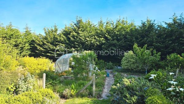 Bâtie sur les Grès Roses dominants d'Erquy, cette belle propriété de 2207 m2, extrêmement bien située, dans un environnement calme et privilégié, bénéficie d'une double exposition Vue Mer. L'une regardant au Sud vers la Baie, la seconde au Nord vers la Côte de Penthièvre.

Lumineuse, faite de grands volumes, cette maison familiale de 236 m2, a été rénovée avec soin. 
L'agencement des pièces réalisé pour permettre une bonne autonomie pour tous, les hautes performances énergétiques Dpe B liées au système de chauffage géothermique et le foyer de cheminée Aasgard optimisent le confort.
Elle se déploie sur 3 niveaux, favorisant les réceptions, tout comme la vie quotidienne. 108 m2 de pièces annexes offrent des espaces de rangements et de services adaptés aux exigences d'une propriété de standing, pour une superficie totale de 344 m2.  

Depuis le hall d’entrée où s'élance un très bel escalier tournant 4/4 menant aux deux autres niveaux de la maison, vous accédez à une grande pièce pouvant éventuellement devenir une salle de sport, ainsi qu’à un bureau, une cuisine aménagée, une salle d'eau, un wc, une buanderie, un garage et une cave à vins.

Le niveau de vie principal, d'une superficie de 132 m2, s'ouvre quant à lui à la hauteur des rochers de grès roses du terrain qui surplombe la baie. Il se compose d'une cuisine équipée, d'un bureau, d'un séjour-salon très lumineux avec cheminée. Cette pièce de 40 m2 se prolongeant sur une vaste véranda de 27 m2 et une terrasse vous permet en toute saison d'apprécier pleinement de la vue panoramique, les couchers de soleil, le charme du lieu. 
Une grande chambre de 17 m2 donne également sur ce paysage magnifique muni d’une porte en fer forgée blanche s’ouvrant sur ce décor. Une salle de bains, un dressing, un toilette avec lave-mains complète ce niveau.

Le troisième niveau propose 3 chambres, une salle d'eau, un wc, une petite cuisine, un bureau de 10 m2 environ qui peut éventuellement devenir une 5 ème chambres.

Les atouts de ce bien :

* Terrain 2207 m2 constructible - Zone UD

* Confortable - Paisible

* Autonomie fonctionnelle permettant d'accueillir famille, amis - Cuisine - Salle d'eau ou bains – WC à chaque niveau

* Maison sécurisée alarme - Portail ouverture automatisée - Interphone - Borne de chargement pour véhicules électriques

* Chauffage géothermie -  Cheminée Aasgard - Dpe B 

* Double accès - l'un vers le port et centre-ville, l'autre vers les plages de sables fin du Lourtuais – Portuais – Guen  

* Terrain piscinable exposé Sud - Dénivelé pouvant permettre une piscine à débordement

* 2 Abris jardin dont un suffisamment grand pour faire un second garage – Serre 

* Proche plages et site naturel du Cap d’Erquy - du Sentier côtiers GR 34 - du Terrain de Tennis – de la Station balnéaire & du Terrain de Golf de Pléneuf-Val-André, l'un des plus beaux parcours de France

Pour visiter cette belle maison prenez dès à présent votre rendez-vous. 
Marie-Thérèse VALLADON - Tel 07 49 72 89 43 - 22800 Quintin 
Disponible du lundi au samedi de 9 heures à 19 heures. 

--