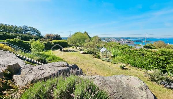 Bâtie sur les Grès Roses dominants d'Erquy, cette belle propriété de 2207 m2, extrêmement bien située, dans un environnement calme et privilégié, bénéficie d'une double exposition Vue Mer. L'une regardant au Sud vers la Baie, la seconde au Nord vers la Côte de Penthièvre.

Lumineuse, faite de grands volumes, cette maison familiale de 236 m2, a été rénovée avec soin. 
L'agencement des pièces réalisé pour permettre une bonne autonomie pour tous, les hautes performances énergétiques Dpe B liées au système de chauffage géothermique et le foyer de cheminée Aasgard optimisent le confort.
Elle se déploie sur 3 niveaux, favorisant les réceptions, tout comme la vie quotidienne. 108 m2 de pièces annexes offrent des espaces de rangements et de services adaptés aux exigences d'une propriété de standing, pour une superficie totale de 344 m2.  

Depuis le hall d’entrée où s'élance un très bel escalier tournant 4/4 menant aux deux autres niveaux de la maison, vous accédez à une grande pièce pouvant éventuellement devenir une salle de sport, ainsi qu’à un bureau, une cuisine aménagée, une salle d'eau, un wc, une buanderie, un garage et une cave à vins.

Le niveau de vie principal, d'une superficie de 132 m2, s'ouvre quant à lui à la hauteur des rochers de grès roses du terrain qui surplombe la baie. Il se compose d'une cuisine équipée, d'un bureau, d'un séjour-salon très lumineux avec cheminée. Cette pièce de 40 m2 se prolongeant sur une vaste véranda de 27 m2 et une terrasse vous permet en toute saison d'apprécier pleinement de la vue panoramique, les couchers de soleil, le charme du lieu. 
Une grande chambre de 17 m2 donne également sur ce paysage magnifique muni d’une porte en fer forgée blanche s’ouvrant sur ce décor. Une salle de bains, un dressing, un toilette avec lave-mains complète ce niveau.

Le troisième niveau propose 3 chambres, une salle d'eau, un wc, une petite cuisine, un bureau de 10 m2 environ qui peut éventuellement devenir une 5 ème chambres.

Les atouts de ce bien :

* Terrain 2207 m2 constructible - Zone UD

* Confortable - Paisible

* Autonomie fonctionnelle permettant d'accueillir famille, amis - Cuisine - Salle d'eau ou bains – WC à chaque niveau

* Maison sécurisée alarme - Portail ouverture automatisée - Interphone - Borne de chargement pour véhicules électriques

* Chauffage géothermie -  Cheminée Aasgard - Dpe B 

* Double accès - l'un vers le port et centre-ville, l'autre vers les plages de sables fin du Lourtuais – Portuais – Guen  

* Terrain piscinable exposé Sud - Dénivelé pouvant permettre une piscine à débordement

* 2 Abris jardin dont un suffisamment grand pour faire un second garage – Serre 

* Proche plages et site naturel du Cap d’Erquy - du Sentier côtiers GR 34 - du Terrain de Tennis – de la Station balnéaire & du Terrain de Golf de Pléneuf-Val-André, l'un des plus beaux parcours de France

Pour visiter cette belle maison prenez dès à présent votre rendez-vous. 
Marie-Thérèse VALLADON - Tel 07 49 72 89 43 - 22800 Quintin 
Disponible du lundi au samedi de 9 heures à 19 heures. 

--