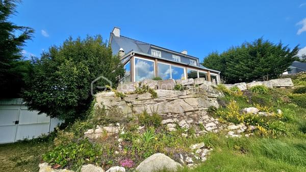 Bâtie sur les Grès Roses dominants d'Erquy, cette belle propriété de 2207 m2, extrêmement bien située, dans un environnement calme et privilégié, bénéficie d'une double exposition Vue Mer. L'une regardant au Sud vers la Baie, la seconde au Nord vers la Côte de Penthièvre.

Lumineuse, faite de grands volumes, cette maison familiale de 236 m2, a été rénovée avec soin. 
L'agencement des pièces réalisé pour permettre une bonne autonomie pour tous, les hautes performances énergétiques Dpe B liées au système de chauffage géothermique et le foyer de cheminée Aasgard optimisent le confort.
Elle se déploie sur 3 niveaux, favorisant les réceptions, tout comme la vie quotidienne. 108 m2 de pièces annexes offrent des espaces de rangements et de services adaptés aux exigences d'une propriété de standing, pour une superficie totale de 344 m2.  

Depuis le hall d’entrée où s'élance un très bel escalier tournant 4/4 menant aux deux autres niveaux de la maison, vous accédez à une grande pièce pouvant éventuellement devenir une salle de sport, ainsi qu’à un bureau, une cuisine aménagée, une salle d'eau, un wc, une buanderie, un garage et une cave à vins.

Le niveau de vie principal, d'une superficie de 132 m2, s'ouvre quant à lui à la hauteur des rochers de grès roses du terrain qui surplombe la baie. Il se compose d'une cuisine équipée, d'un bureau, d'un séjour-salon très lumineux avec cheminée. Cette pièce de 40 m2 se prolongeant sur une vaste véranda de 27 m2 et une terrasse vous permet en toute saison d'apprécier pleinement de la vue panoramique, les couchers de soleil, le charme du lieu. 
Une grande chambre de 17 m2 donne également sur ce paysage magnifique muni d’une porte en fer forgée blanche s’ouvrant sur ce décor. Une salle de bains, un dressing, un toilette avec lave-mains complète ce niveau.

Le troisième niveau propose 3 chambres, une salle d'eau, un wc, une petite cuisine, un bureau de 10 m2 environ qui peut éventuellement devenir une 5 ème chambres.

Les atouts de ce bien :

* Terrain 2207 m2 constructible - Zone UD

* Confortable - Paisible

* Autonomie fonctionnelle permettant d'accueillir famille, amis - Cuisine - Salle d'eau ou bains – WC à chaque niveau

* Maison sécurisée alarme - Portail ouverture automatisée - Interphone - Borne de chargement pour véhicules électriques

* Chauffage géothermie -  Cheminée Aasgard - Dpe B 

* Double accès - l'un vers le port et centre-ville, l'autre vers les plages de sables fin du Lourtuais – Portuais – Guen  

* Terrain piscinable exposé Sud - Dénivelé pouvant permettre une piscine à débordement

* 2 Abris jardin dont un suffisamment grand pour faire un second garage – Serre 

* Proche plages et site naturel du Cap d’Erquy - du Sentier côtiers GR 34 - du Terrain de Tennis – de la Station balnéaire & du Terrain de Golf de Pléneuf-Val-André, l'un des plus beaux parcours de France

Pour visiter cette belle maison prenez dès à présent votre rendez-vous. 
Marie-Thérèse VALLADON - Tel 07 49 72 89 43 - 22800 Quintin 
Disponible du lundi au samedi de 9 heures à 19 heures. 

--