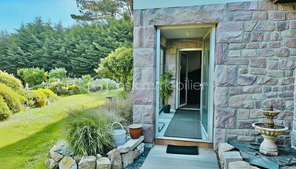 Bâtie sur les Grès Roses dominants d'Erquy, cette belle propriété de 2207 m2, extrêmement bien située, dans un environnement calme et privilégié, bénéficie d'une double exposition Vue Mer. L'une regardant au Sud vers la Baie, la seconde au Nord vers la Côte de Penthièvre.

Lumineuse, faite de grands volumes, cette maison familiale de 236 m2, a été rénovée avec soin. 
L'agencement des pièces réalisé pour permettre une bonne autonomie pour tous, les hautes performances énergétiques Dpe B liées au système de chauffage géothermique et le foyer de cheminée Aasgard optimisent le confort.
Elle se déploie sur 3 niveaux, favorisant les réceptions, tout comme la vie quotidienne. 108 m2 de pièces annexes offrent des espaces de rangements et de services adaptés aux exigences d'une propriété de standing, pour une superficie totale de 344 m2.  

Depuis le hall d’entrée où s'élance un très bel escalier tournant 4/4 menant aux deux autres niveaux de la maison, vous accédez à une grande pièce pouvant éventuellement devenir une salle de sport, ainsi qu’à un bureau, une cuisine aménagée, une salle d'eau, un wc, une buanderie, un garage et une cave à vins.

Le niveau de vie principal, d'une superficie de 132 m2, s'ouvre quant à lui à la hauteur des rochers de grès roses du terrain qui surplombe la baie. Il se compose d'une cuisine équipée, d'un bureau, d'un séjour-salon très lumineux avec cheminée. Cette pièce de 40 m2 se prolongeant sur une vaste véranda de 27 m2 et une terrasse vous permet en toute saison d'apprécier pleinement de la vue panoramique, les couchers de soleil, le charme du lieu. 
Une grande chambre de 17 m2 donne également sur ce paysage magnifique muni d’une porte en fer forgée blanche s’ouvrant sur ce décor. Une salle de bains, un dressing, un toilette avec lave-mains complète ce niveau.

Le troisième niveau propose 3 chambres, une salle d'eau, un wc, une petite cuisine, un bureau de 10 m2 environ qui peut éventuellement devenir une 5 ème chambres.

Les atouts de ce bien :

* Terrain 2207 m2 constructible - Zone UD

* Confortable - Paisible

* Autonomie fonctionnelle permettant d'accueillir famille, amis - Cuisine - Salle d'eau ou bains – WC à chaque niveau

* Maison sécurisée alarme - Portail ouverture automatisée - Interphone - Borne de chargement pour véhicules électriques

* Chauffage géothermie -  Cheminée Aasgard - Dpe B 

* Double accès - l'un vers le port et centre-ville, l'autre vers les plages de sables fin du Lourtuais – Portuais – Guen  

* Terrain piscinable exposé Sud - Dénivelé pouvant permettre une piscine à débordement

* 2 Abris jardin dont un suffisamment grand pour faire un second garage – Serre 

* Proche plages et site naturel du Cap d’Erquy - du Sentier côtiers GR 34 - du Terrain de Tennis – de la Station balnéaire & du Terrain de Golf de Pléneuf-Val-André, l'un des plus beaux parcours de France

Pour visiter cette belle maison prenez dès à présent votre rendez-vous. 
Marie-Thérèse VALLADON - Tel 07 49 72 89 43 - 22800 Quintin 
Disponible du lundi au samedi de 9 heures à 19 heures. 

--