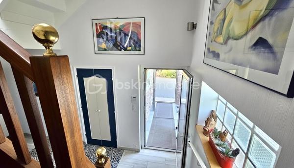 Bâtie sur les Grès Roses dominants d'Erquy, cette belle propriété de 2207 m2, extrêmement bien située, dans un environnement calme et privilégié, bénéficie d'une double exposition Vue Mer. L'une regardant au Sud vers la Baie, la seconde au Nord vers la Côte de Penthièvre.

Lumineuse, faite de grands volumes, cette maison familiale de 236 m2, a été rénovée avec soin. 
L'agencement des pièces réalisé pour permettre une bonne autonomie pour tous, les hautes performances énergétiques Dpe B liées au système de chauffage géothermique et le foyer de cheminée Aasgard optimisent le confort.
Elle se déploie sur 3 niveaux, favorisant les réceptions, tout comme la vie quotidienne. 108 m2 de pièces annexes offrent des espaces de rangements et de services adaptés aux exigences d'une propriété de standing, pour une superficie totale de 344 m2.  

Depuis le hall d’entrée où s'élance un très bel escalier tournant 4/4 menant aux deux autres niveaux de la maison, vous accédez à une grande pièce pouvant éventuellement devenir une salle de sport, ainsi qu’à un bureau, une cuisine aménagée, une salle d'eau, un wc, une buanderie, un garage et une cave à vins.

Le niveau de vie principal, d'une superficie de 132 m2, s'ouvre quant à lui à la hauteur des rochers de grès roses du terrain qui surplombe la baie. Il se compose d'une cuisine équipée, d'un bureau, d'un séjour-salon très lumineux avec cheminée. Cette pièce de 40 m2 se prolongeant sur une vaste véranda de 27 m2 et une terrasse vous permet en toute saison d'apprécier pleinement de la vue panoramique, les couchers de soleil, le charme du lieu. 
Une grande chambre de 17 m2 donne également sur ce paysage magnifique muni d’une porte en fer forgée blanche s’ouvrant sur ce décor. Une salle de bains, un dressing, un toilette avec lave-mains complète ce niveau.

Le troisième niveau propose 3 chambres, une salle d'eau, un wc, une petite cuisine, un bureau de 10 m2 environ qui peut éventuellement devenir une 5 ème chambres.

Les atouts de ce bien :

* Terrain 2207 m2 constructible - Zone UD

* Confortable - Paisible

* Autonomie fonctionnelle permettant d'accueillir famille, amis - Cuisine - Salle d'eau ou bains – WC à chaque niveau

* Maison sécurisée alarme - Portail ouverture automatisée - Interphone - Borne de chargement pour véhicules électriques

* Chauffage géothermie -  Cheminée Aasgard - Dpe B 

* Double accès - l'un vers le port et centre-ville, l'autre vers les plages de sables fin du Lourtuais – Portuais – Guen  

* Terrain piscinable exposé Sud - Dénivelé pouvant permettre une piscine à débordement

* 2 Abris jardin dont un suffisamment grand pour faire un second garage – Serre 

* Proche plages et site naturel du Cap d’Erquy - du Sentier côtiers GR 34 - du Terrain de Tennis – de la Station balnéaire & du Terrain de Golf de Pléneuf-Val-André, l'un des plus beaux parcours de France

Pour visiter cette belle maison prenez dès à présent votre rendez-vous. 
Marie-Thérèse VALLADON - Tel 07 49 72 89 43 - 22800 Quintin 
Disponible du lundi au samedi de 9 heures à 19 heures. 

--