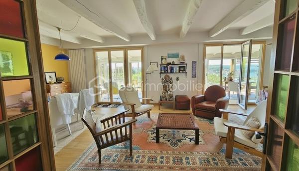 Bâtie sur les Grès Roses dominants d'Erquy, cette belle propriété de 2207 m2, extrêmement bien située, dans un environnement calme et privilégié, bénéficie d'une double exposition Vue Mer. L'une regardant au Sud vers la Baie, la seconde au Nord vers la Côte de Penthièvre.

Lumineuse, faite de grands volumes, cette maison familiale de 236 m2, a été rénovée avec soin. 
L'agencement des pièces réalisé pour permettre une bonne autonomie pour tous, les hautes performances énergétiques Dpe B liées au système de chauffage géothermique et le foyer de cheminée Aasgard optimisent le confort.
Elle se déploie sur 3 niveaux, favorisant les réceptions, tout comme la vie quotidienne. 108 m2 de pièces annexes offrent des espaces de rangements et de services adaptés aux exigences d'une propriété de standing, pour une superficie totale de 344 m2.  

Depuis le hall d’entrée où s'élance un très bel escalier tournant 4/4 menant aux deux autres niveaux de la maison, vous accédez à une grande pièce pouvant éventuellement devenir une salle de sport, ainsi qu’à un bureau, une cuisine aménagée, une salle d'eau, un wc, une buanderie, un garage et une cave à vins.

Le niveau de vie principal, d'une superficie de 132 m2, s'ouvre quant à lui à la hauteur des rochers de grès roses du terrain qui surplombe la baie. Il se compose d'une cuisine équipée, d'un bureau, d'un séjour-salon très lumineux avec cheminée. Cette pièce de 40 m2 se prolongeant sur une vaste véranda de 27 m2 et une terrasse vous permet en toute saison d'apprécier pleinement de la vue panoramique, les couchers de soleil, le charme du lieu. 
Une grande chambre de 17 m2 donne également sur ce paysage magnifique muni d’une porte en fer forgée blanche s’ouvrant sur ce décor. Une salle de bains, un dressing, un toilette avec lave-mains complète ce niveau.

Le troisième niveau propose 3 chambres, une salle d'eau, un wc, une petite cuisine, un bureau de 10 m2 environ qui peut éventuellement devenir une 5 ème chambres.

Les atouts de ce bien :

* Terrain 2207 m2 constructible - Zone UD

* Confortable - Paisible

* Autonomie fonctionnelle permettant d'accueillir famille, amis - Cuisine - Salle d'eau ou bains – WC à chaque niveau

* Maison sécurisée alarme - Portail ouverture automatisée - Interphone - Borne de chargement pour véhicules électriques

* Chauffage géothermie -  Cheminée Aasgard - Dpe B 

* Double accès - l'un vers le port et centre-ville, l'autre vers les plages de sables fin du Lourtuais – Portuais – Guen  

* Terrain piscinable exposé Sud - Dénivelé pouvant permettre une piscine à débordement

* 2 Abris jardin dont un suffisamment grand pour faire un second garage – Serre 

* Proche plages et site naturel du Cap d’Erquy - du Sentier côtiers GR 34 - du Terrain de Tennis – de la Station balnéaire & du Terrain de Golf de Pléneuf-Val-André, l'un des plus beaux parcours de France

Pour visiter cette belle maison prenez dès à présent votre rendez-vous. 
Marie-Thérèse VALLADON - Tel 07 49 72 89 43 - 22800 Quintin 
Disponible du lundi au samedi de 9 heures à 19 heures. 

--