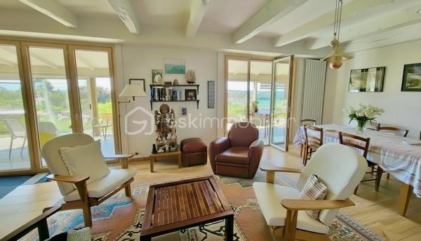 Bâtie sur les Grès Roses dominants d'Erquy, cette belle propriété de 2207 m2, extrêmement bien située, dans un environnement calme et privilégié, bénéficie d'une double exposition Vue Mer. L'une regardant au Sud vers la Baie, la seconde au Nord vers la Côte de Penthièvre.

Lumineuse, faite de grands volumes, cette maison familiale de 236 m2, a été rénovée avec soin. 
L'agencement des pièces réalisé pour permettre une bonne autonomie pour tous, les hautes performances énergétiques Dpe B liées au système de chauffage géothermique et le foyer de cheminée Aasgard optimisent le confort.
Elle se déploie sur 3 niveaux, favorisant les réceptions, tout comme la vie quotidienne. 108 m2 de pièces annexes offrent des espaces de rangements et de services adaptés aux exigences d'une propriété de standing, pour une superficie totale de 344 m2.  

Depuis le hall d’entrée où s'élance un très bel escalier tournant 4/4 menant aux deux autres niveaux de la maison, vous accédez à une grande pièce pouvant éventuellement devenir une salle de sport, ainsi qu’à un bureau, une cuisine aménagée, une salle d'eau, un wc, une buanderie, un garage et une cave à vins.

Le niveau de vie principal, d'une superficie de 132 m2, s'ouvre quant à lui à la hauteur des rochers de grès roses du terrain qui surplombe la baie. Il se compose d'une cuisine équipée, d'un bureau, d'un séjour-salon très lumineux avec cheminée. Cette pièce de 40 m2 se prolongeant sur une vaste véranda de 27 m2 et une terrasse vous permet en toute saison d'apprécier pleinement de la vue panoramique, les couchers de soleil, le charme du lieu. 
Une grande chambre de 17 m2 donne également sur ce paysage magnifique muni d’une porte en fer forgée blanche s’ouvrant sur ce décor. Une salle de bains, un dressing, un toilette avec lave-mains complète ce niveau.

Le troisième niveau propose 3 chambres, une salle d'eau, un wc, une petite cuisine, un bureau de 10 m2 environ qui peut éventuellement devenir une 5 ème chambres.

Les atouts de ce bien :

* Terrain 2207 m2 constructible - Zone UD

* Confortable - Paisible

* Autonomie fonctionnelle permettant d'accueillir famille, amis - Cuisine - Salle d'eau ou bains – WC à chaque niveau

* Maison sécurisée alarme - Portail ouverture automatisée - Interphone - Borne de chargement pour véhicules électriques

* Chauffage géothermie -  Cheminée Aasgard - Dpe B 

* Double accès - l'un vers le port et centre-ville, l'autre vers les plages de sables fin du Lourtuais – Portuais – Guen  

* Terrain piscinable exposé Sud - Dénivelé pouvant permettre une piscine à débordement

* 2 Abris jardin dont un suffisamment grand pour faire un second garage – Serre 

* Proche plages et site naturel du Cap d’Erquy - du Sentier côtiers GR 34 - du Terrain de Tennis – de la Station balnéaire & du Terrain de Golf de Pléneuf-Val-André, l'un des plus beaux parcours de France

Pour visiter cette belle maison prenez dès à présent votre rendez-vous. 
Marie-Thérèse VALLADON - Tel 07 49 72 89 43 - 22800 Quintin 
Disponible du lundi au samedi de 9 heures à 19 heures. 

--