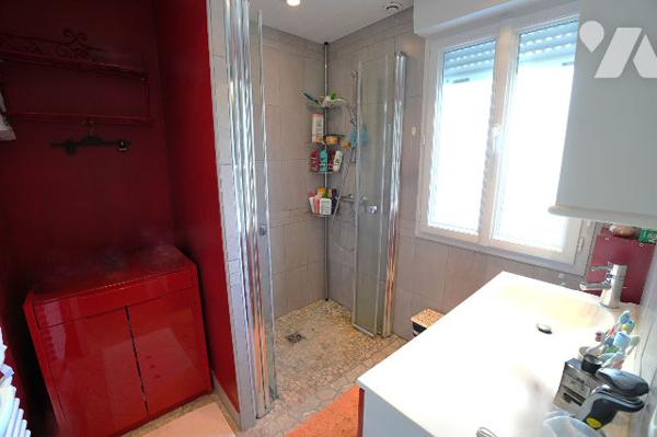 MAISON 2 ou 3 CHAMBRES AVEC BUREAU, JARDIN, VERANDA ET CAVE