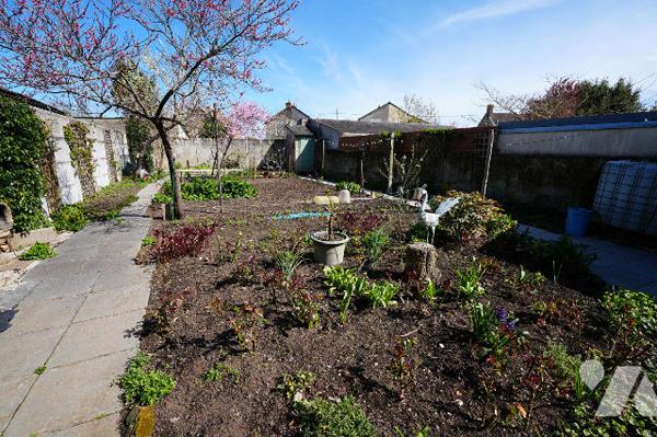 MAISON 2 ou 3 CHAMBRES AVEC BUREAU, JARDIN, VERANDA ET CAVE