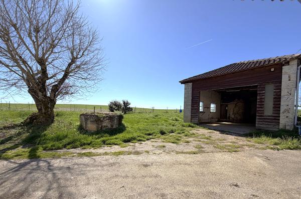 LAROQUE TIMBAUT - Maison en pierre de 123 m² avec 3 chambres et dépendance sur terrain clôturé d'environ de 930 m²