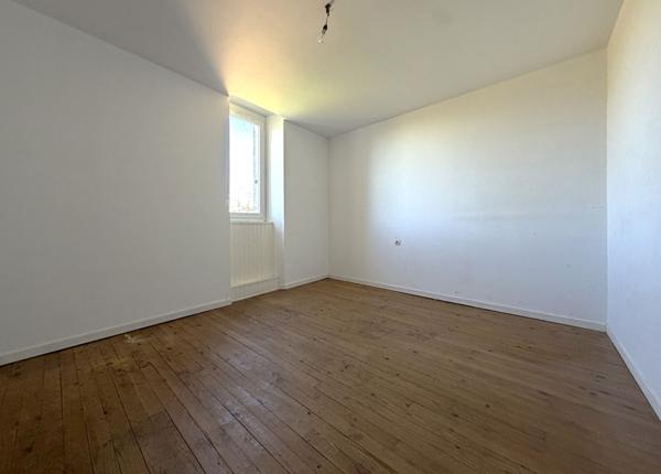 LAROQUE TIMBAUT - Maison en pierre de 123 m² avec 3 chambres et dépendance sur terrain clôturé d'environ de 930 m²