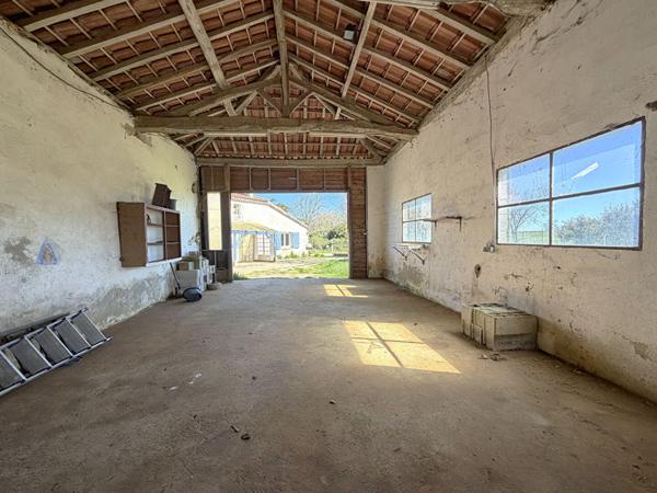 LAROQUE TIMBAUT - Maison en pierre de 123 m² avec 3 chambres et dépendance sur terrain clôturé d'environ de 930 m²