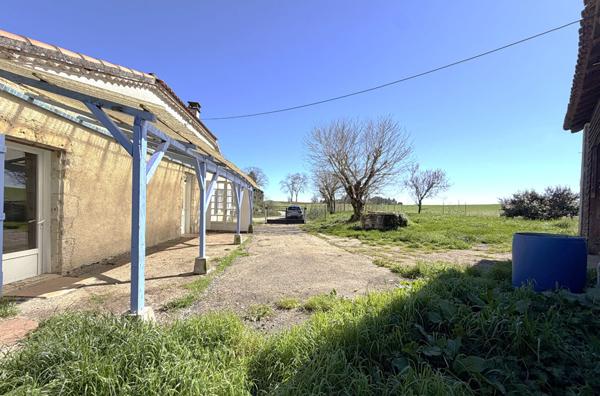 LAROQUE TIMBAUT - Maison en pierre de 123 m² avec 3 chambres et dépendance sur terrain clôturé d'environ de 930 m²