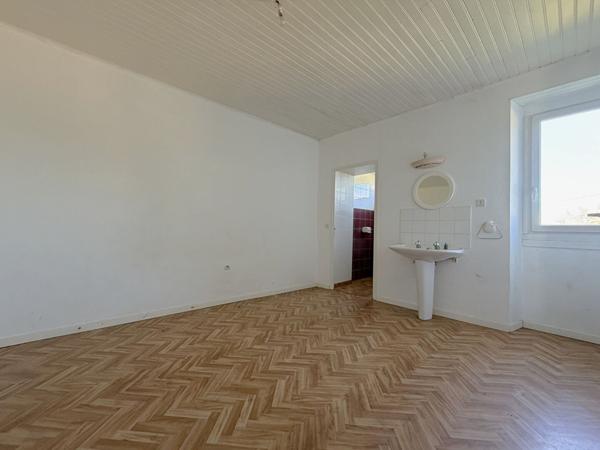 LAROQUE TIMBAUT - Maison en pierre de 123 m² avec 3 chambres et dépendance sur terrain clôturé d'environ de 930 m²