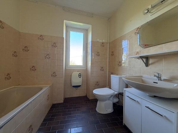 LAROQUE TIMBAUT - Maison en pierre de 123 m² avec 3 chambres et dépendance sur terrain clôturé d'environ de 930 m²